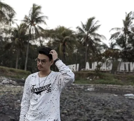 10 Potret Ganteng Kaisar Alhadi Adik Denada yang Jarang Tersorot, Pamer OOTD Penampilan Kekinian