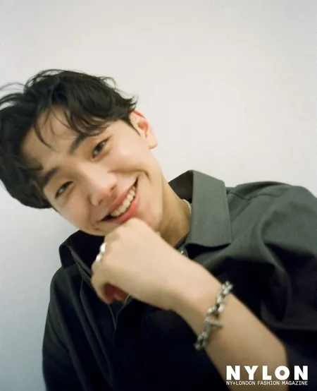 10 Potret Ganteng Nam Yoon Su Lesung Pipi Tipisnya Bikin Deg Degan Kapanlagi Com