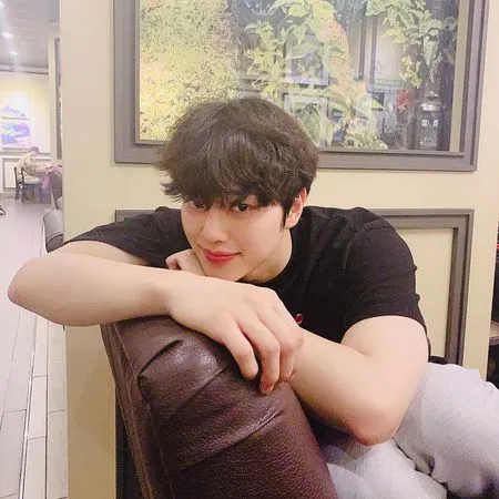 10 Potret Ganteng Song Kang Pamer Body Atletis dan Kekar, Bicep Menonjol Bak Punuk Unta Sampai Punggung Kokoh!