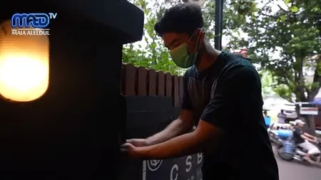 10 Potret Gantengnya Al Ghazali Jadi Barista di Cafe Milik El Rumi, Bikin dan Antar Pesanan Pelanggan Sendiri