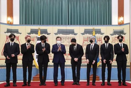 10 Potret Gantengnya BTS Saat Menerima Surat Penunjukan Sebagai Utusan Khusus Presiden, Gagah Pakai Jas Serasa Jadi Bodyguard