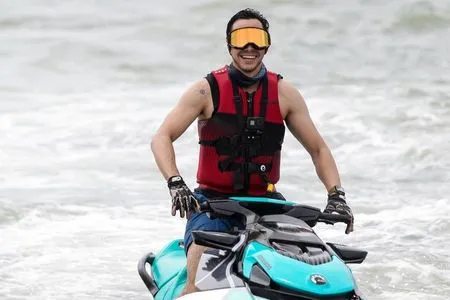 10 Potret Gaya Kece Darius Sinathrya Main Jet Ski, Pamer Pesona Macho dan Ganteng Tunjukkan Bicep-nya