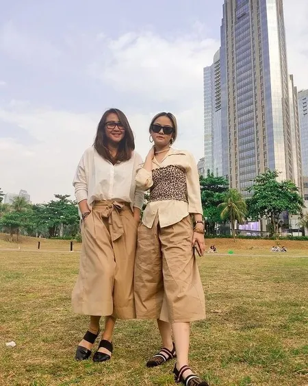 10 Potret Ibunda Gabriella Larasati yang Mencuri Perhatian, Hot Mama Awet Muda Bak ABG