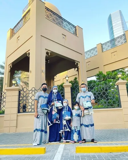10 Potret Keluarga Ashanty Rayakan Lebaran di Dubai, Salat Ied Bersama - Berpose di Gurun Pasir