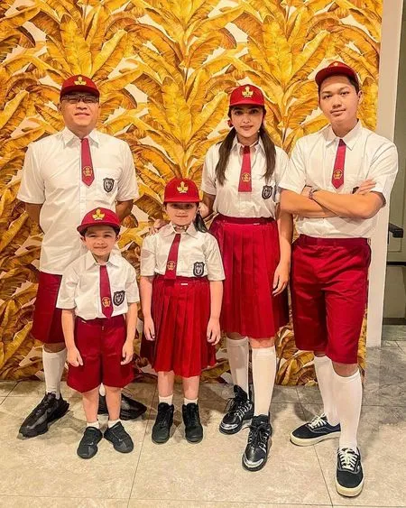 10 Potret Keseruan Keluarga Anang Hermansyah dan Ashanty Rayakan Hari Kemerdekaan, Kompak Pakai Seragam SD - Gelar Lomba di Rumah