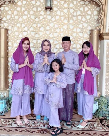 10 Potret Lebaran Para Selebriti, Keluarga Nagita Slavina Kompak Pakai Outfit Serba Merah - BCL Kembali Lebaran Berdua Sama Noah