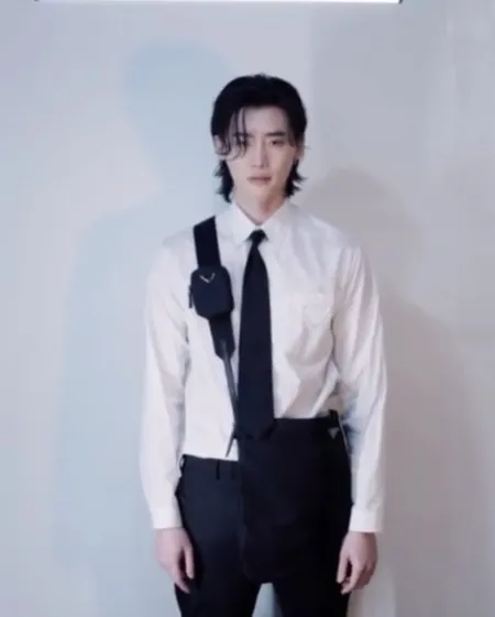 10 Potret Lee Jong Suk yang Makin Ganteng Pasca Selesaikan Wajib Militer, Rambut Gondrongnya Curi Perhatian
