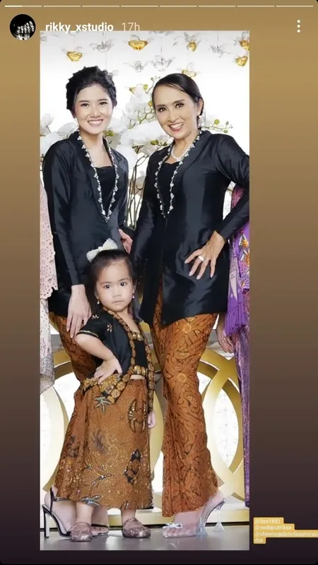 10 Potret Meriahnya Tedak Siten Baby Abe Putra Bungsu Momo Geisha, Gemas Pakai Busana Adat Jawa - Pilih Bola Saat Masuk Kurungan