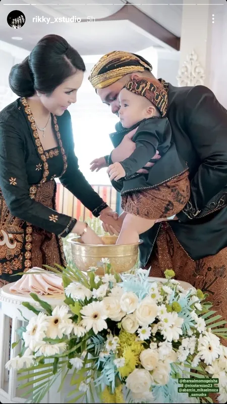 10 Potret Meriahnya Tedak Siten Baby Abe Putra Bungsu Momo Geisha, Gemas Pakai Busana Adat Jawa - Pilih Bola Saat Masuk Kurungan