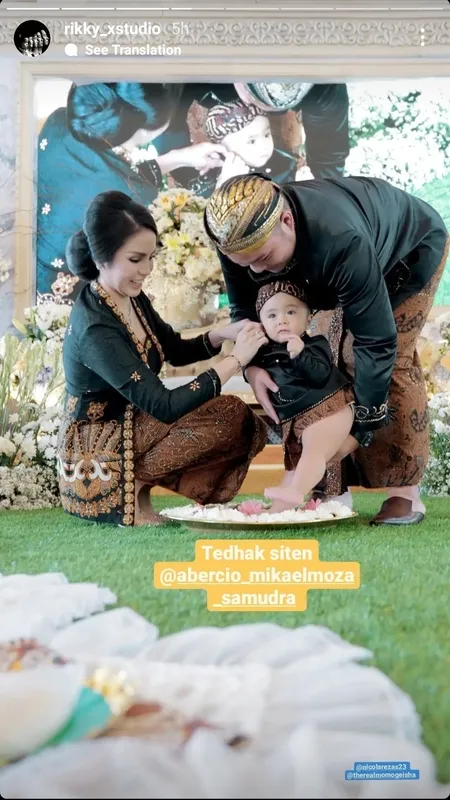 10 Potret Meriahnya Tedak Siten Baby Abe Putra Bungsu Momo Geisha, Gemas Pakai Busana Adat Jawa - Pilih Bola Saat Masuk Kurungan