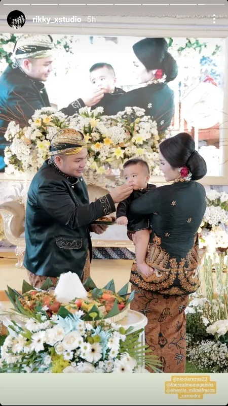 10 Potret Meriahnya Tedak Siten Baby Abe Putra Bungsu Momo Geisha, Gemas Pakai Busana Adat Jawa - Pilih Bola Saat Masuk Kurungan