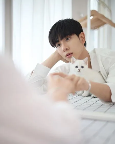 10 Potret Mix Sahaphap Aktor Thailand Ganteng yang Juga Calon Dokter Hewan, Punya Visual Mirip K-Pop Idol!