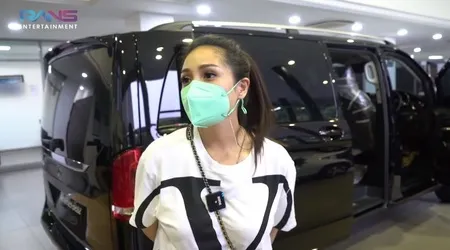 10 Potret Nagita Slavina Beri Kejutan Ulang Tahun Untuk Raffi Ahmad, Jemput Pakai Mobil Baru