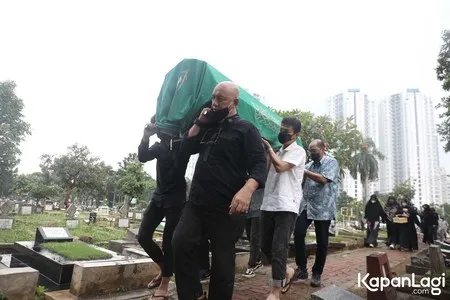 10 Potret Pemakaman Oddie Agam, Tangis Keluarga Tak Terbendung - Sejumlah Rekan Artis Turut Hadir