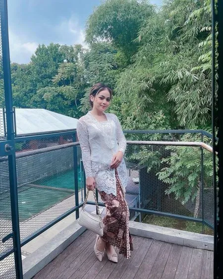 10 Potret Putri DA dalam Balutan Kebaya, Miliki Kecantikan Natural - Lirikannya Bikin Netizen Melting