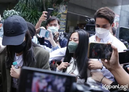 8 Potret Rachel Vennya Datangi Kantor Polisi Ditemani Salim Nauderer, Terobos Kerumunan Kamera & Pilih Bungkam