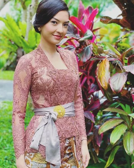 10 Potret Raline Shah Dalam Balutan Kebaya Tradisional Hingga Kain Batik, Cantik dan Anggun Menawan