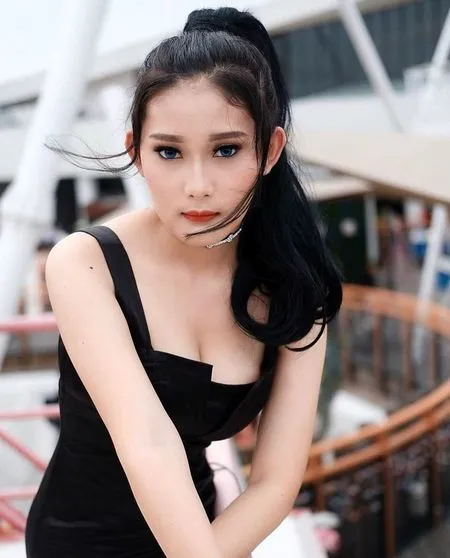 10 Potret Regita Kremer, Adik Bungsu Baby Margaretha yang Nggak Kalah Cantik dan Hot