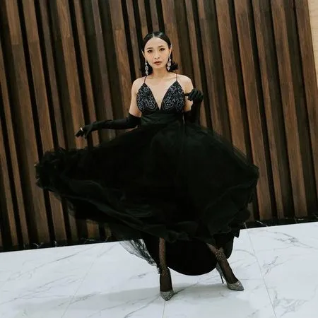 10 Potret Rinni Wulandari Kenakan Gaun Backless Warna Hitam Belahan Tinggi, Cantik Banget dengan Rambut Pendeknya - Pamer Punggung Mulus