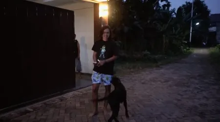 10 Potret Rumah Adipati Dolken yang Jarang Tersorot, Dijaga Anjing Besar - Nyaman Meski Dinding Retak dan Cat Terkelupas di Beberapa Tempat