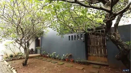 10 Potret Rumah Iwa K yang Asri Bernuansa Bali, Ada Permainan Tradisional Engklek di Dalam Rumah - Pajang Foto Saat Masih Gondrong