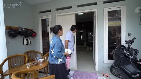 10 Potret Rumah Nunung, Berawal dari Kontrakan yang Akhirnya Dibeli - Simpan Koleksi Senjata Seharga Motor