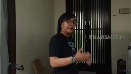10 Potret Rumah Tantri Kotak yang Minimalis, Ada Lukisan Unik Bergambar 2 Wajah Jadi Satu - Terdapat Taman yang Tampak Asri
