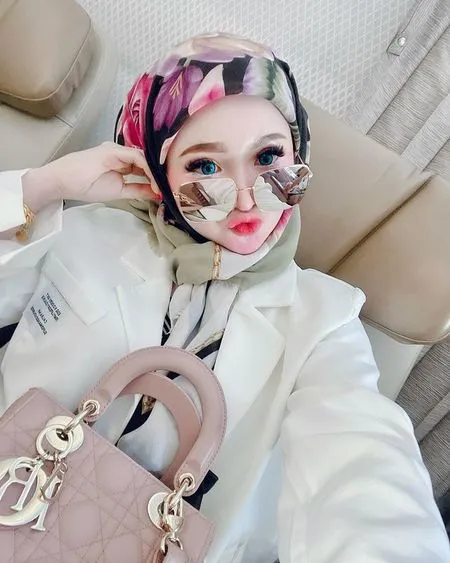 10 Potret Selebgram Herlin Kenza yang Diduga Sebabkan Kerumunan Massa, OOTD Warna-Warni Selalu Tenteng Tas Branded