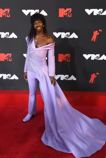 10 Potret Selebriti Dengan Gaun Terbaik di MTV VMAs 2021, Siapa Saja Mereka?