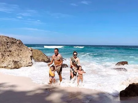 10 Potret Seru Liburan Keluarga Yasmine Wildblood dan Abi Yapto ke Sumba, Si Kecil Seraphina Fotogenik Banget!