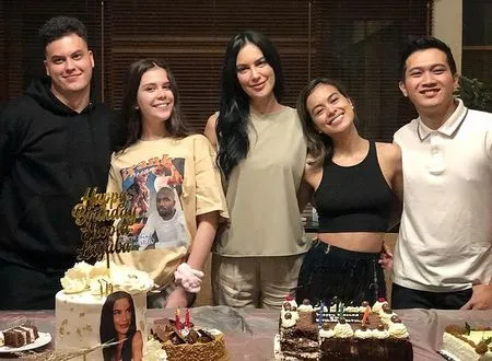 10 Potret Sophia Latjuba Bareng Eva Celia dan Manuella, Ibu - Anak yang Kerap Dibilang Seumuran