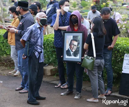 10 Potret Suasana Pemakaman Koes Hendratmo, Dipenuhi Duka dan Tangis dari Pihak Keluarga