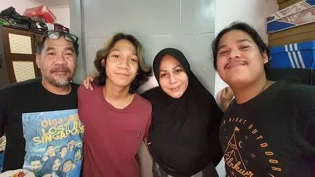 8 Potret Terbaru Mak Vera Manajer Olga Syahputra, Dulu Dikabarkan Bangkrut - Kini Berhijab dan Jualan Bakso