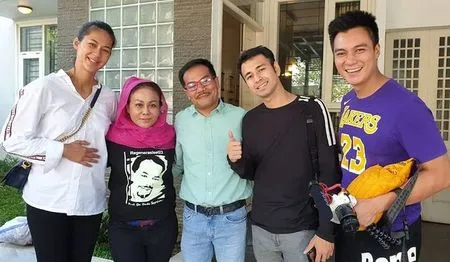 8 Potret Terbaru Mak Vera Manajer Olga Syahputra, Dulu Dikabarkan Bangkrut - Kini Berhijab dan Jualan Bakso