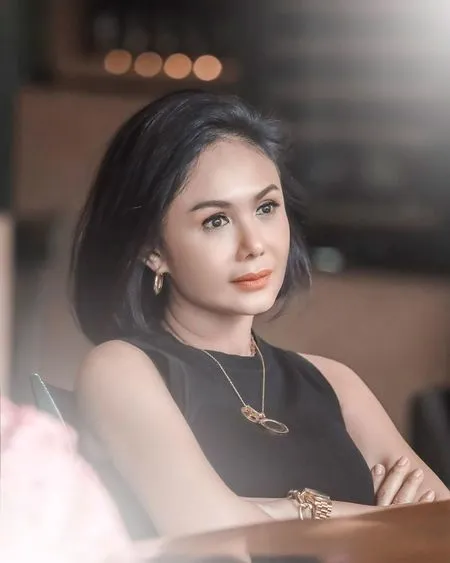 10 Potret Terbaru Pesona Yuni Shara yang Selalu Awet Muda dan Cantiknya Nggak Pernah Luntur di Usia 49 Tahun Ini, Posenya Disebut Mirip Wika Salim