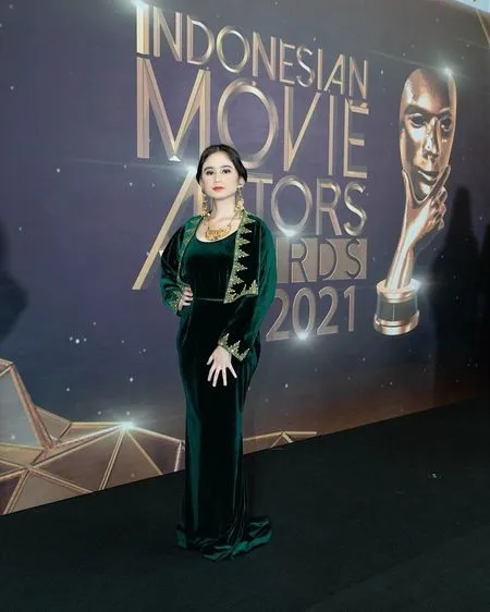 10 Potret Tissa Biani Cantik Kenakan Long Dress Bludru Hijau dan Pakai Perhiasan Kalung Anting Emas, Vibes Ibu-ibu Pejabat - Elegan Banget
