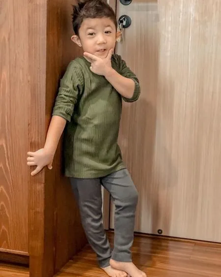 10 Potret Uta Anak Nycta Gina yang Punya Kepribadian Langka, Harus Jalani Terapi Kaki - Tiap Hari Pakai Sepatu Khusus