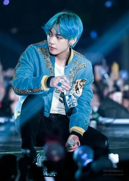 10 Potret V Bts Tampil Dengan Gaya Warna Rambut Baju Matching Super Ganteng Bak Tokoh Anime Kapanlagi Com