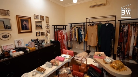 10 Potret Walking Closet Rossa Yang Super Luas Punya Banyak Barang Branded Yang Ditata Rapi Mirip Di Butik Kapanlagi Com