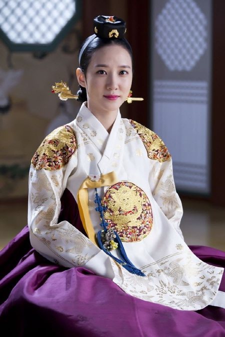 10 Seleb Cantik yang Tampil Sempurna Dalam Balutan Hanbok Pilihan Netizen Korea, Ada Suzy - Han Ji Min