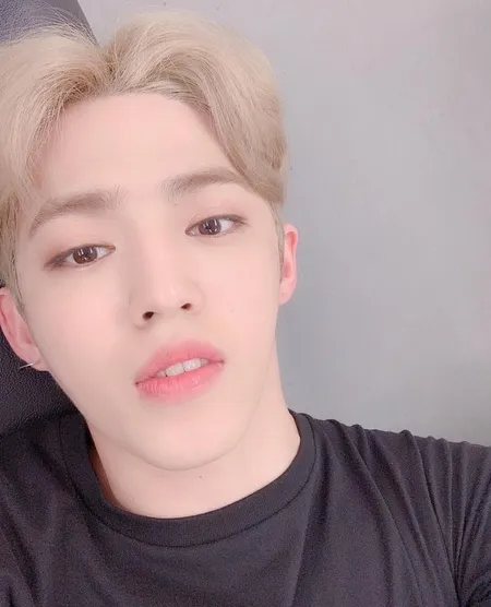 10 Selfie Manis S.Coups Leader SEVENTEEN yang Baru Comeback dari Hiatus, Siap Bikin Fans Jatuh Cinta!