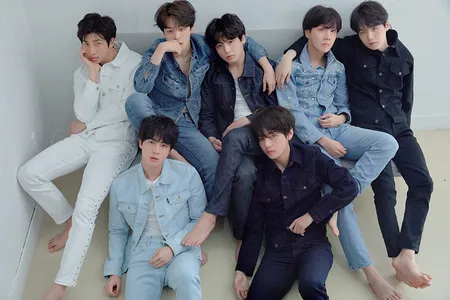 10 Tren Fashion Idol K-Pop Selama 1 Dekade Terakhir, Double Denim - Chunky Sneakers