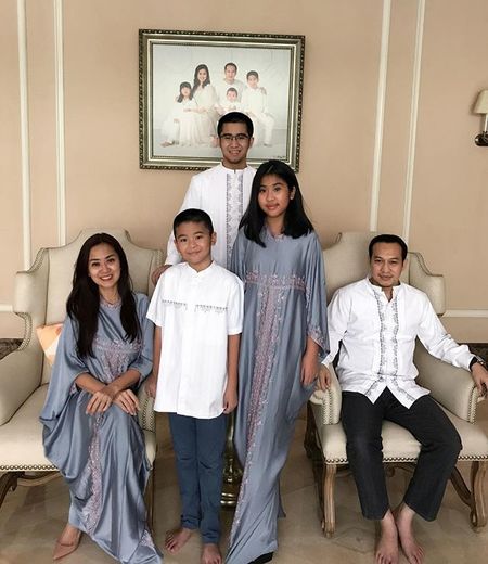 11 Foto Tante Ernie Pemersatu Bangsa dengan Suami Ganteng & 3 Anaknya, Hangat & Mesra