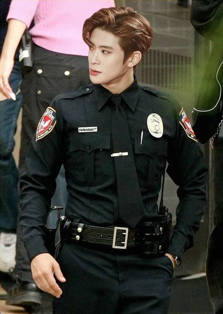 11 Idol K Pop Yang Tampan Dengan Seragam Polisi Mana Idolamu Kapanlagi Com