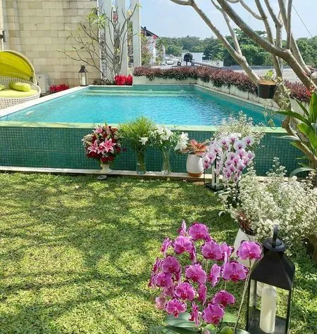 11 Penampakan Halaman Belakang Rumah Titi Kamal Indah Banget Sampai Cocok Dipakai Candle Light Dinner Dan Memasak Kapanlagi Com