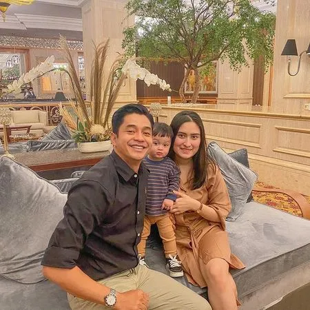 11 Potret Adly Fairuz dan Angbeen Rishi Begitu Harmonis, Kompak dan Selalu Bahagia Saat Momong Anak Semata Wayang