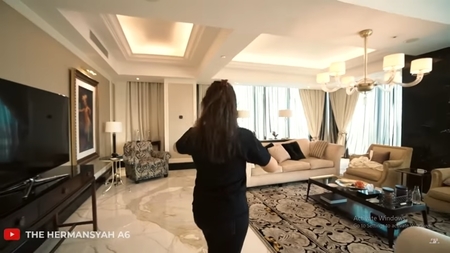 12 Foto Rumah Pesawat Fitri Carlina Punya Halaman Luas
