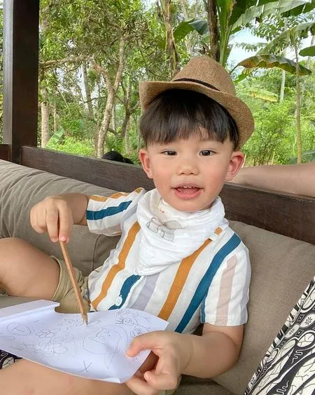 11 Potret Arthur Miles Anak Chef Arnold yang Makin Ganteng, Stylish Sejak Kecil - Dibilang Mirip Jin BTS