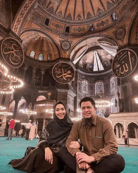 11 Potret Harmonis Oki Setiana Dewi dan Suami, Lengket Terus Bak Pengantin Baru - Makin Bahagia Punya Empat Anak