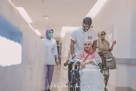 11 Potret Haru Detik-detik Irish Bella Melahirkan Anak Pertama, Ammar Zoni Tak Kuasa Menahan Tangis di Ruang Operasi